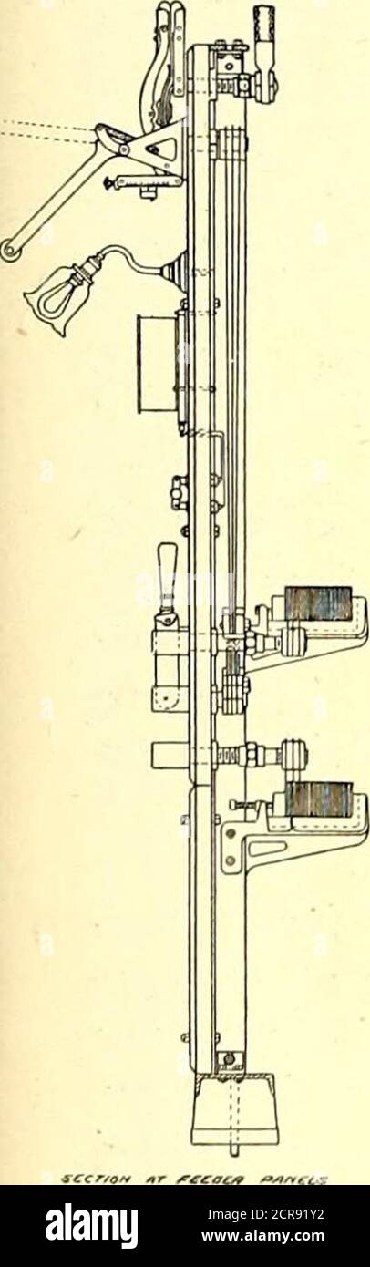 . Die Straßenbahn Zeitschrift . SCHALTPLAN DER SCHALTERPLATINENANSCHLÜSSE das Sammelschienenpotential beim Betrieb der Maschinen in MUL-tiple oder Serie. Die Voltmeter sind auf Schwinghalterungen montiert, so dass sie leicht von den Enden der Schalttafel aus gesehen werden können; zusätzlich ist ein Thomson-Aufzeichnungswattmeter von 10,000 Ampere, Kapazität für den Einsatz beim Betrieb als Zweileitersystem vorgesehen. Der Beleuchtungsschalter befindet sich unter der Lasttafel. Die Stromstärke im Amperemeter wird umkehren. Auf jedem Schrägförderer ist ? Loooo-Amp. Amperemeter, ein einpoliger Doppelwerferschalter und ein 800-Amp. Westinghouse Leistungsschalter.dort i Stockfoto