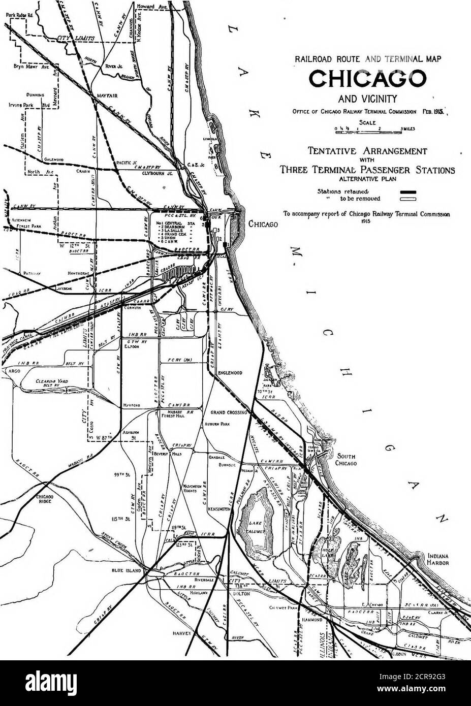 . Vorläufiger Bericht, Chicago Railway Terminal Commission . 43 BAHNSTRECKE UND TERMINAL-KARTE CHICAGO UND UMGEBUNG OmcL oder Chicaoo Railww Tchmihal CouuisanH VA. ISIS.,Scale Tentative Arrangement MIT DREI Terminal, Passagierstationen ALTERNATIVPLAN zum Bericht des Chicago Railway Terminal CommiUHn. 44 ALTERNATIVPLAN FÜR ZWEI STATIONEN AUF DER SÜDSEITE. Es könnte sich entwickeln – nach weiterer Betrachtung der Frage der Umgestaltung von Passagierterminals für Eisenbahnen, die den Bahnhofsast des südlichen Abzweiges des Chicago River nutzen –, dass es in den öffentlichen und den rai-Terests werden wird Stockfoto