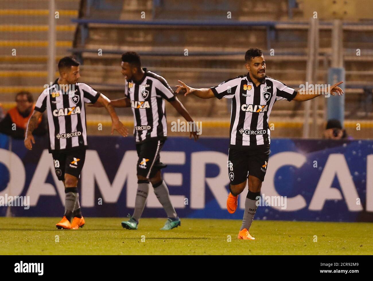 Fussball Audax Italiano Botafogo Copa Sudamericana San Carlos Stadion Santiago Chile 12 April 2018 Botafogo S Brenner Varanda R Feiert Sein Tor Gegen Audax Italiano Reuters Rodrigo Garrido Stockfotografie Alamy