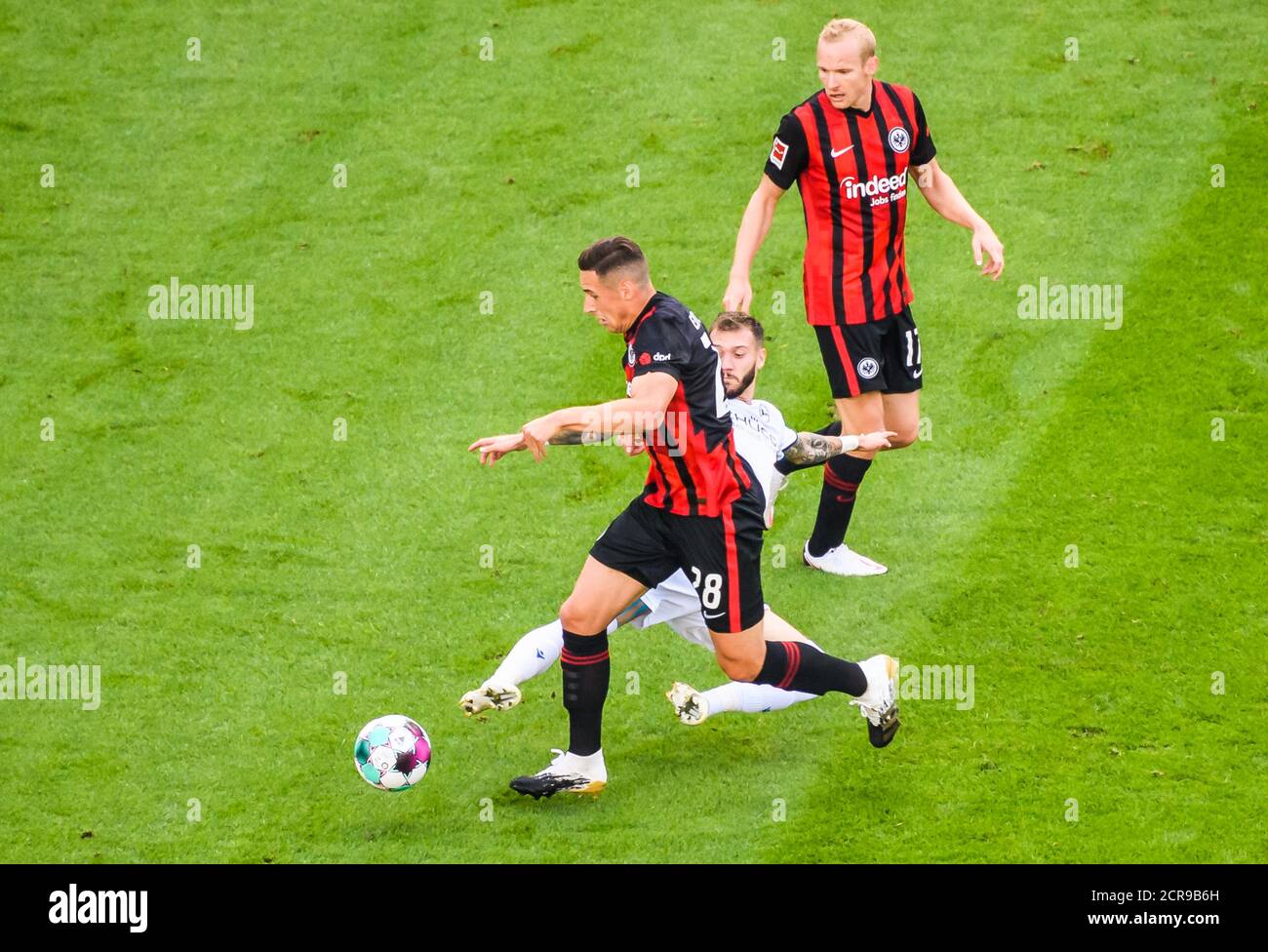 Frankfurt, Deutschland. September 2020. Dominik Kohr (L) aus Frankfurt spielt mit Marcel Hartel (C) aus Bielefeld während eines Bundesliga-Spiels zwischen Eintracht Frankfurt und Arminia Bielefeld in Frankfurt am 19. September 2020. Quelle: Kevin Voigt/Xinhua/Alamy Live News Stockfoto