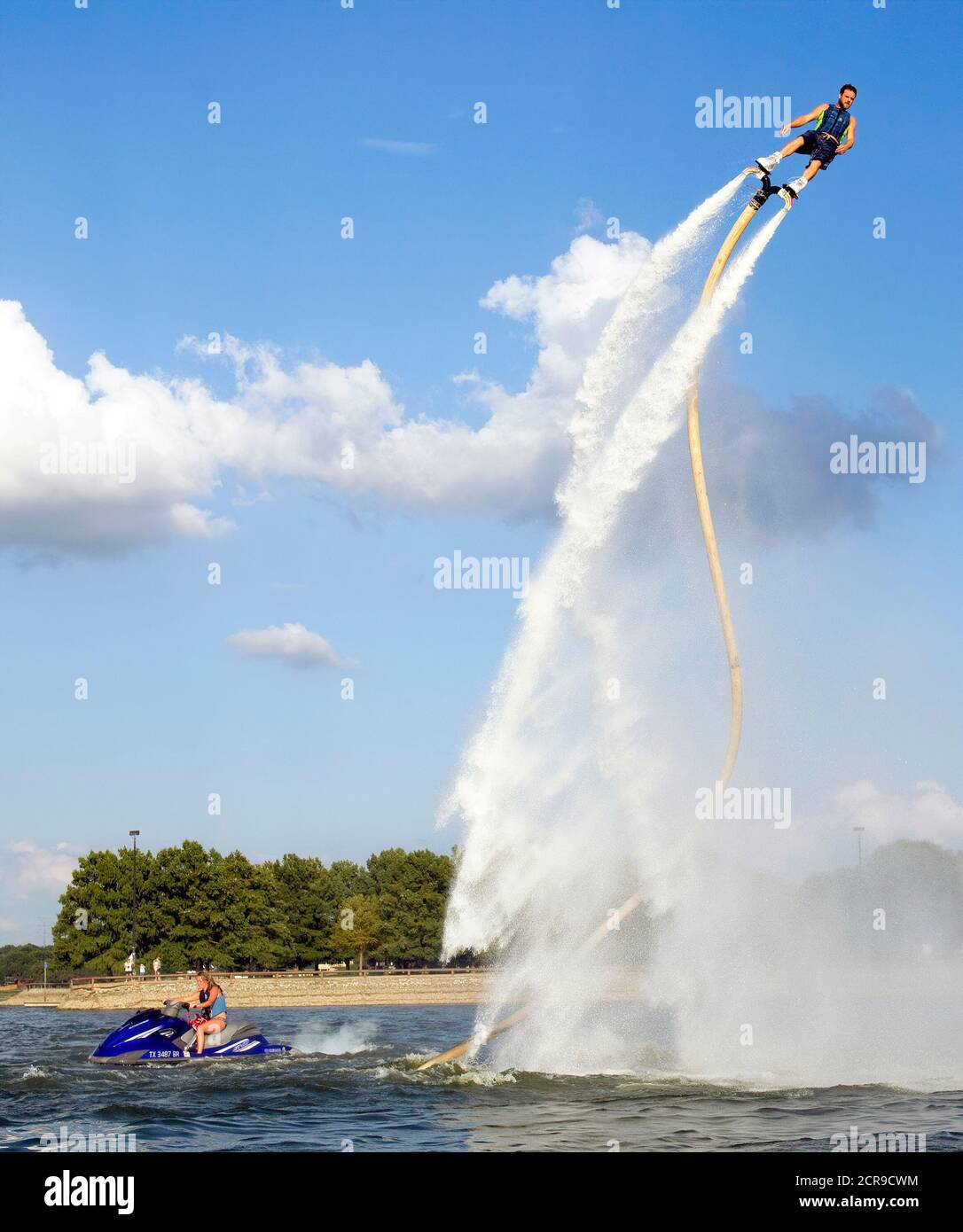 Rocket man fliegt auf einem Jet Fly Board am Lake Arlington, Texas. Stockfoto