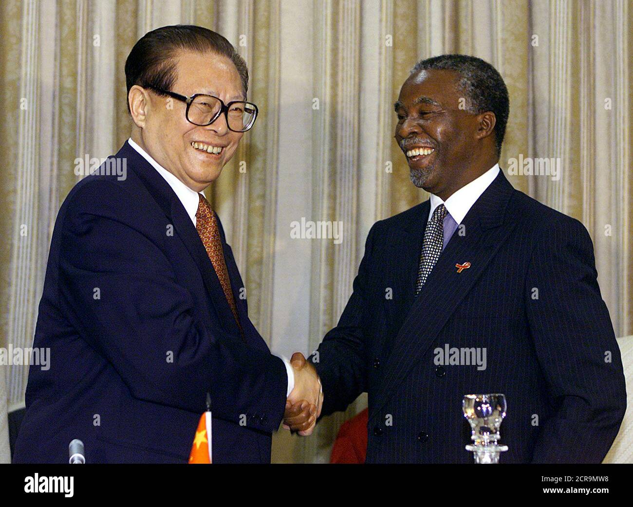 Der chinesische Präsident Jiang Zemin (L) und der südafrikanische
