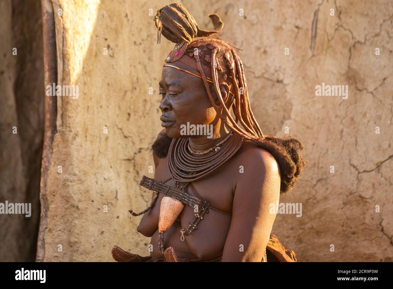 Himba Frau mit traditionellen Kopfschmuck Stockfoto