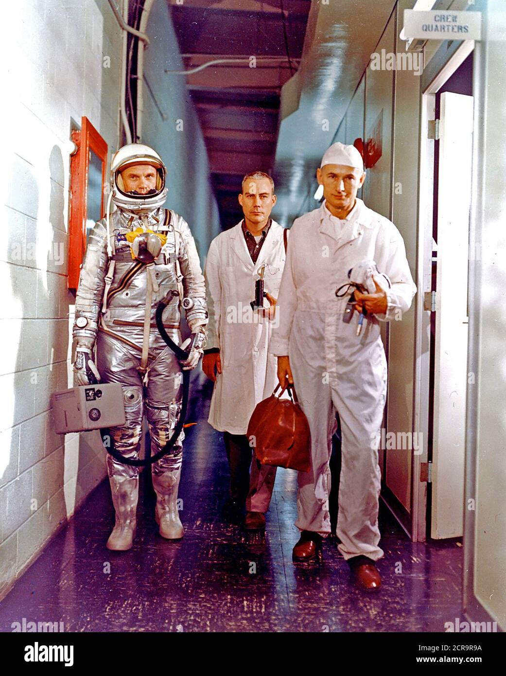 Astronaut John Glenn, jr., Dr. William Douglas, Astronauten Flug Chirurg und Spezialist Joe Schmitt Besatzung verlassen vor Mercury-Atlas 6 (MA-6) Mission Stockfoto