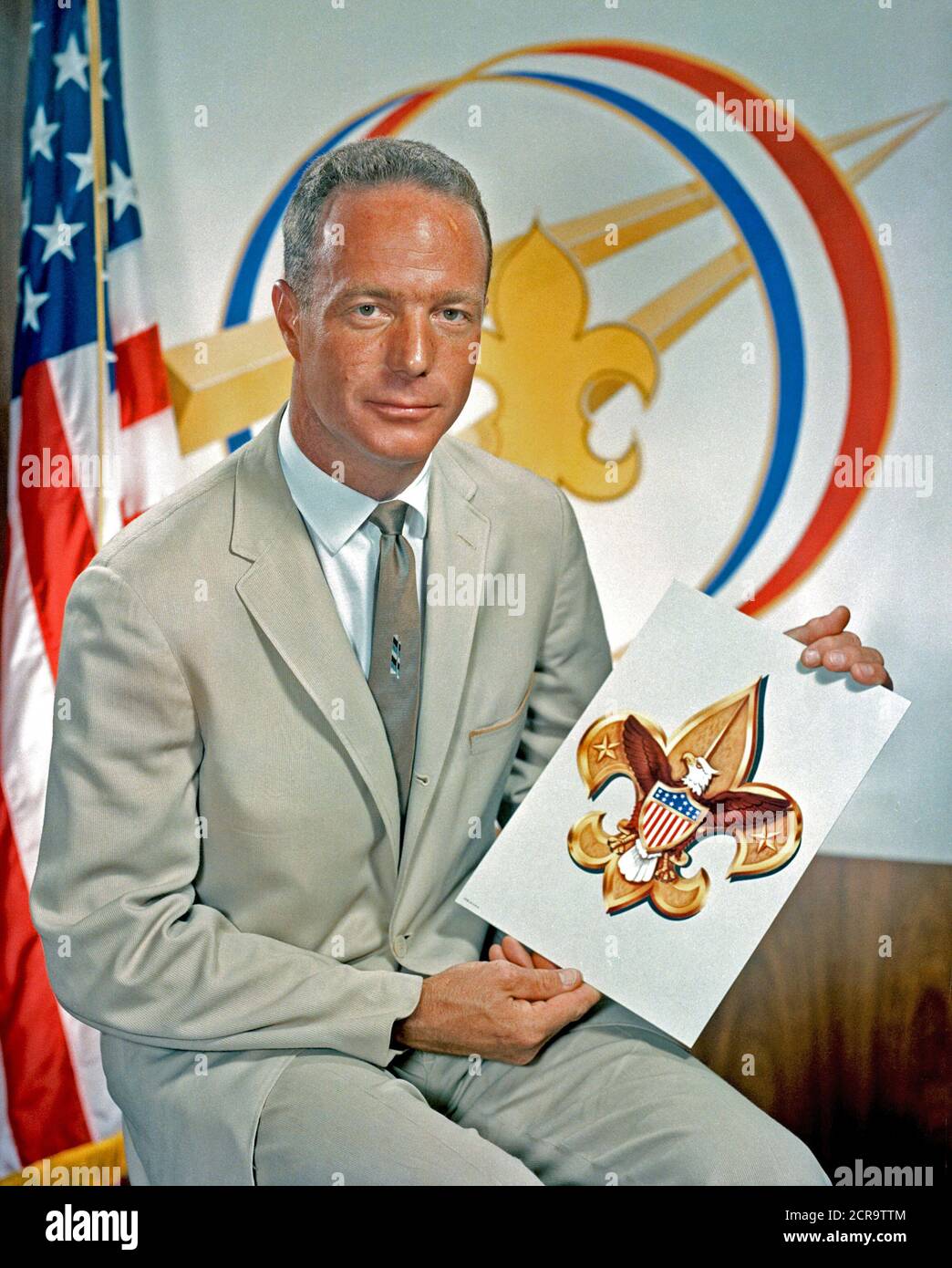 Portrait von Astronauten M. Scott Carpenter in ziviler Kleidung holding Bild der Pfadfinder-Emblem Stockfoto