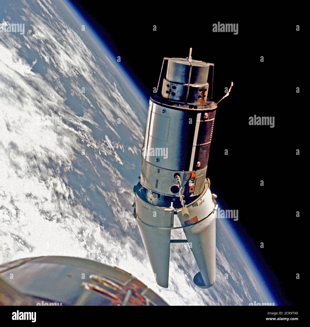 Die erweiterte Zielgruppe Docking Adapter (Atda) von Gemini 9 während eines ihrer drei Rendezvous im Weltraum gesehen. Ausfall der Docking Adapter Schutzhülle, sich voll und ganz auf die Atda separate verhindert Docking Stockfoto