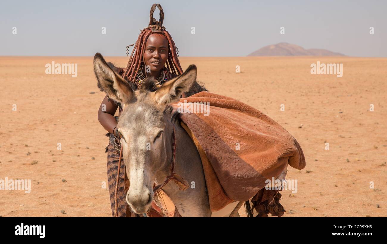 Himba Mädchen mit Esel Stockfoto