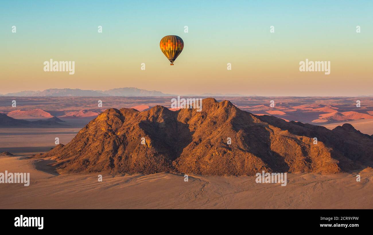 Ballon über die Berge Stockfoto