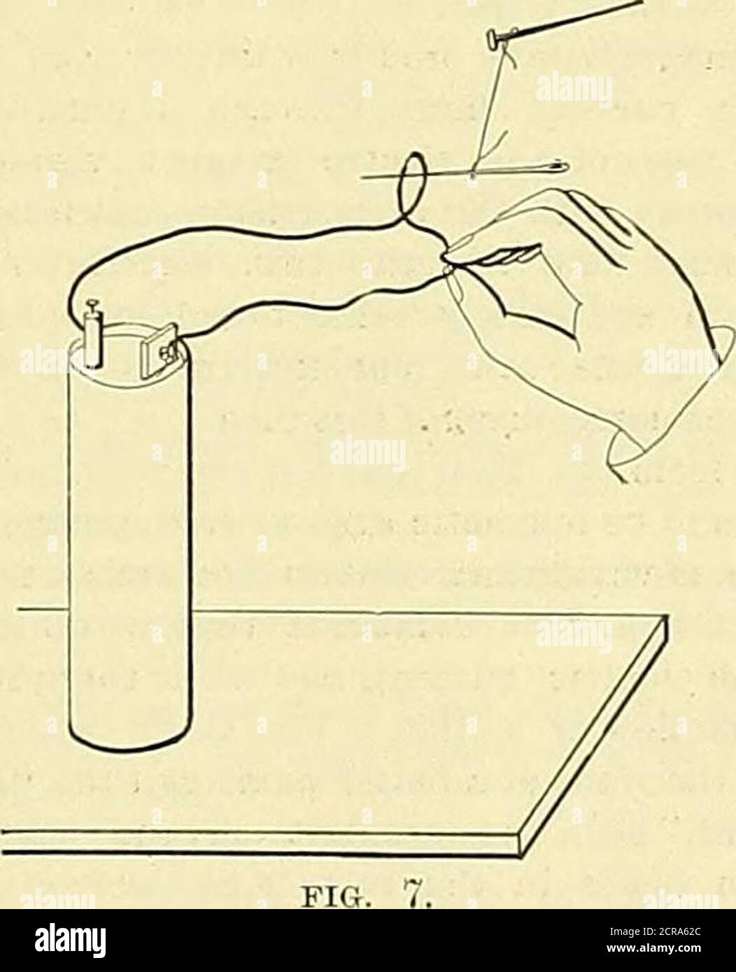 . Elektrische Eisenbahn gazette . Bond. In einem von ihnen wird der Flansch oder die Hülse auf den Bonddraht gelötet, ein kurzer Abstand von seinem Ende. In einem anderen ist diese Hülse eine lose Scheibe, die vom Zurückrutschen auf dem Bonddraht durch scharfkantes Biegen des Drahtes verhindert wird – die Scheibe hat eine Nut oder einen hohlen Schnitt darüber. In die die Biegung passt.die Unterlegscheibe durch Druck auf die Biegung gegen die Innenseite der Bahn halten, wird das außen liegende Ende vernietet. Diese beiden zuletzt genannten Sorten können die gleiche Effizienz vonInternal Contact haben wie die Feststoffendbindung, die zuerst hergestellt wurde, sofern ihre Flansche nicht erhalten Stockfoto
