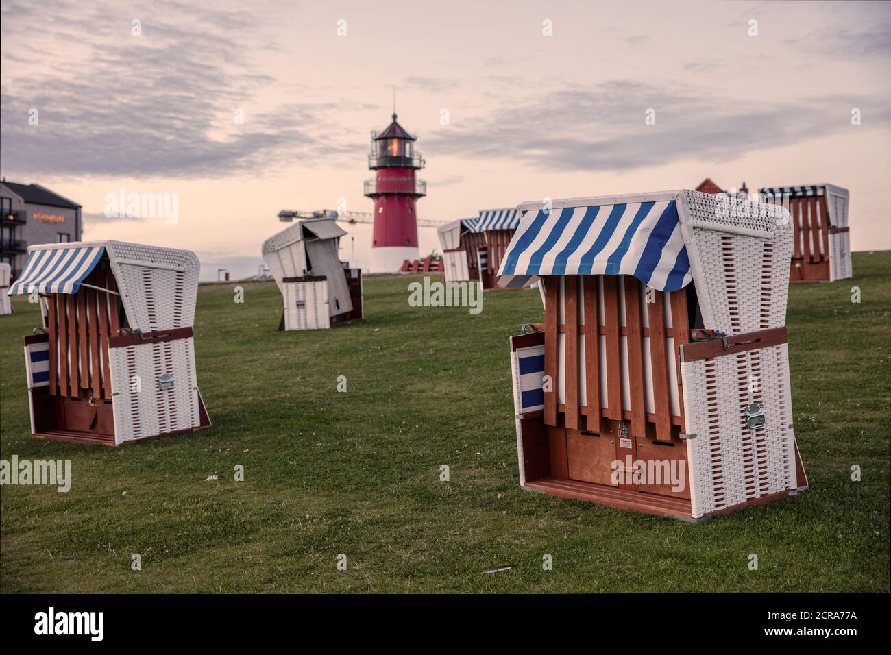 Strandliegen, Leuchtturm, Nordsee Stockfoto