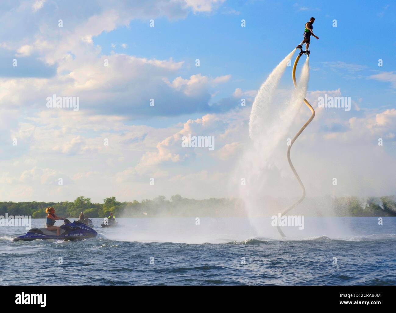 Rocket man fliegt auf einem Jet Fly Board am Lake Arlington, Texas. Stockfoto