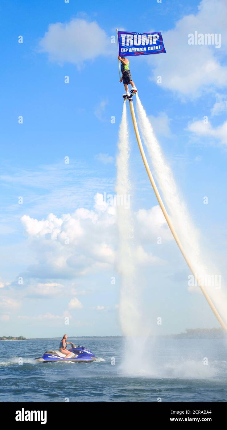 Trump 2020 hoch fliegen mit Raketenmann. Stockfoto