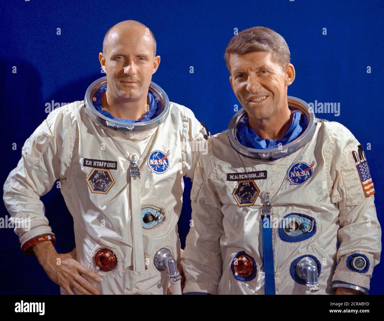 Astronauten Thomas P. Stafford (links), Pilot, und Walter M. Schirra jr., Befehl Pilot, stellen während einer passenden bis Übung Stockfoto