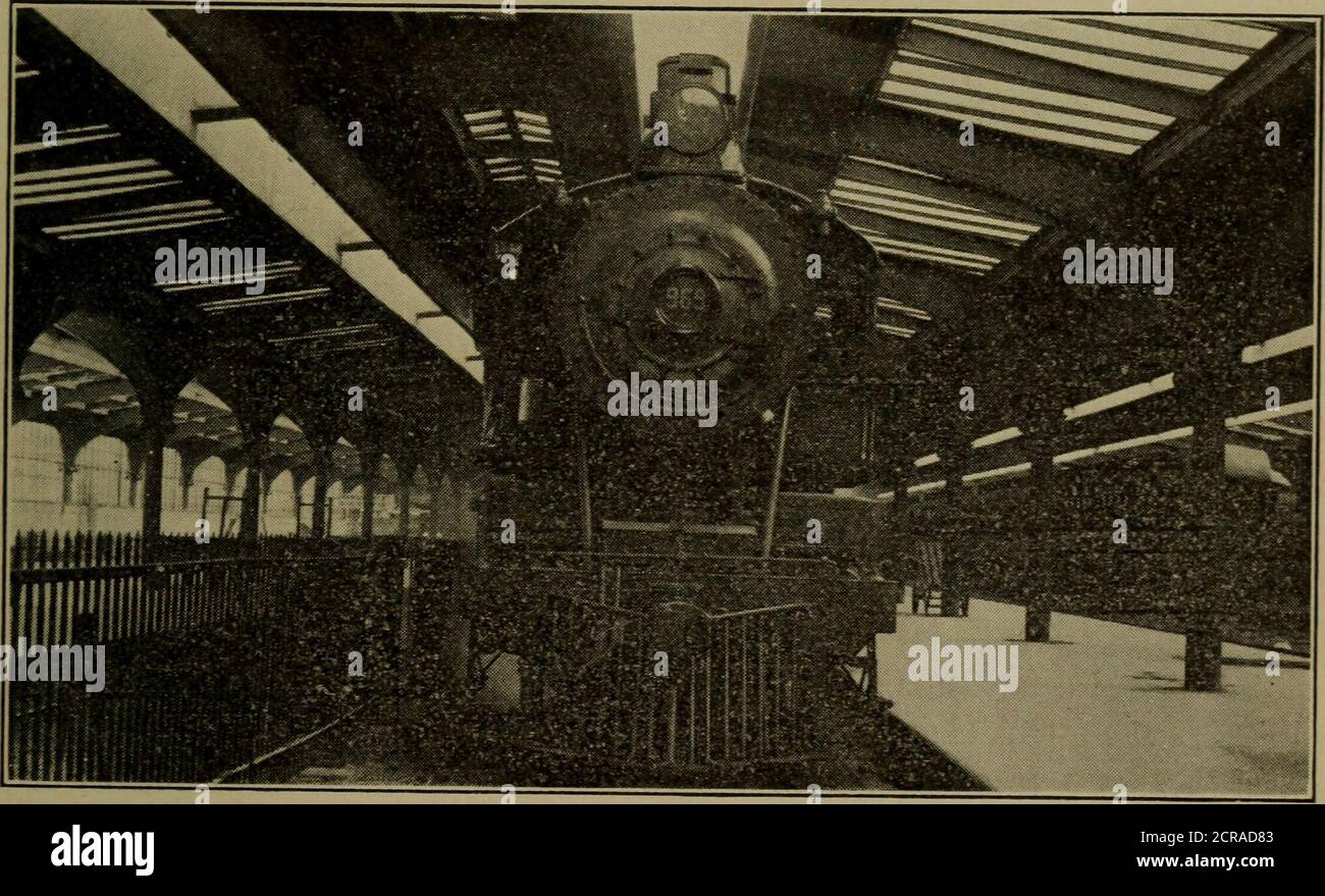 . Eisenbahninstandhaltung Engineering, mit Hinweisen auf den Bau . C. Chicago und North Western Railway, Chicago Terminal.Abb. 130. – Passagierterminals. BAHNHOF UND STRASSENBAU GEBÄUDE 233 SCHUPPEN. Seit vielen Jahren bestehen die Bahnschuppen für große Eisenbahner aus langspannigen Dachträgern, die Hochdächer stützen und in der Regel alle Gleise überspannen. Die Höhe dieser Stationen hatte ihren Ursprung in einer Bemühung, die Stahlarbeiten und Oberlichter so weit wie möglich von der direkten Wirkung der Motorgase und des Rauchs zu tolocate, und die Lüftung im Schuppen zu verbessern. Die schwere Abwertung der hesheds an Stockfoto