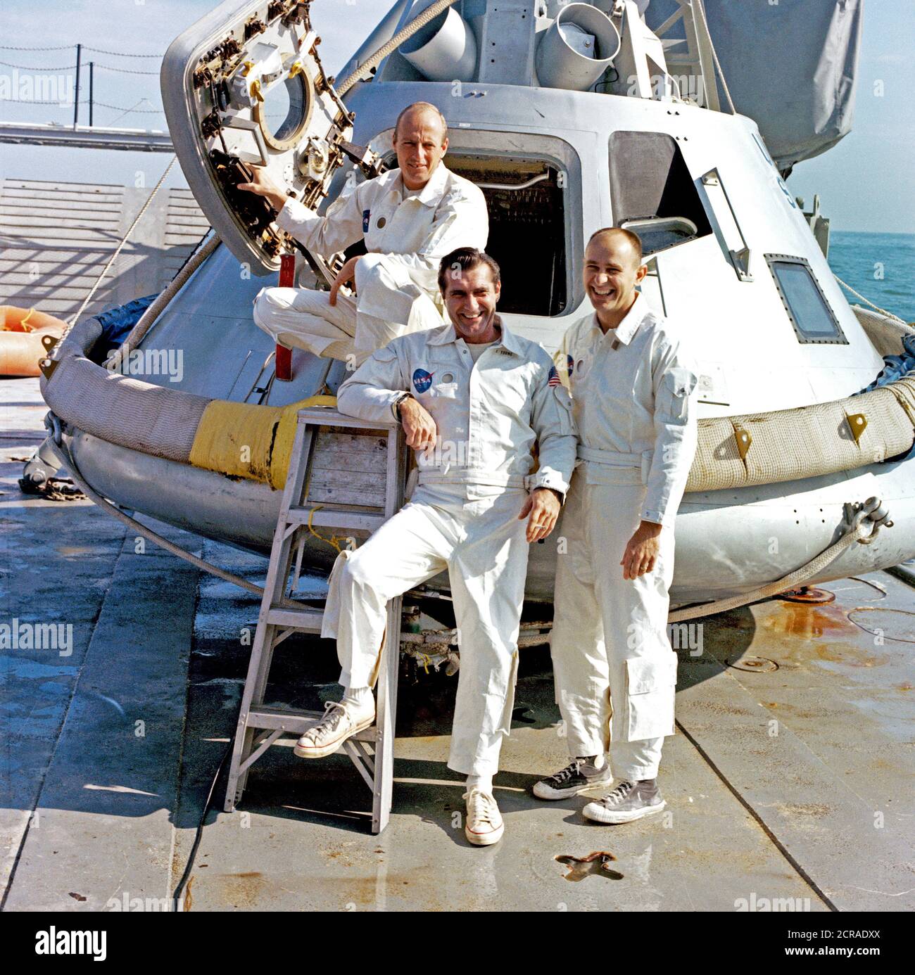 Die Crew von Apollo 9 stand auf dem Deck des NASA-Schiff Retriever vor Wasser egress Training. L und R, sind Charles Conrad jr., Richard F. Gordon jr., und Alan L. Bean Stockfoto