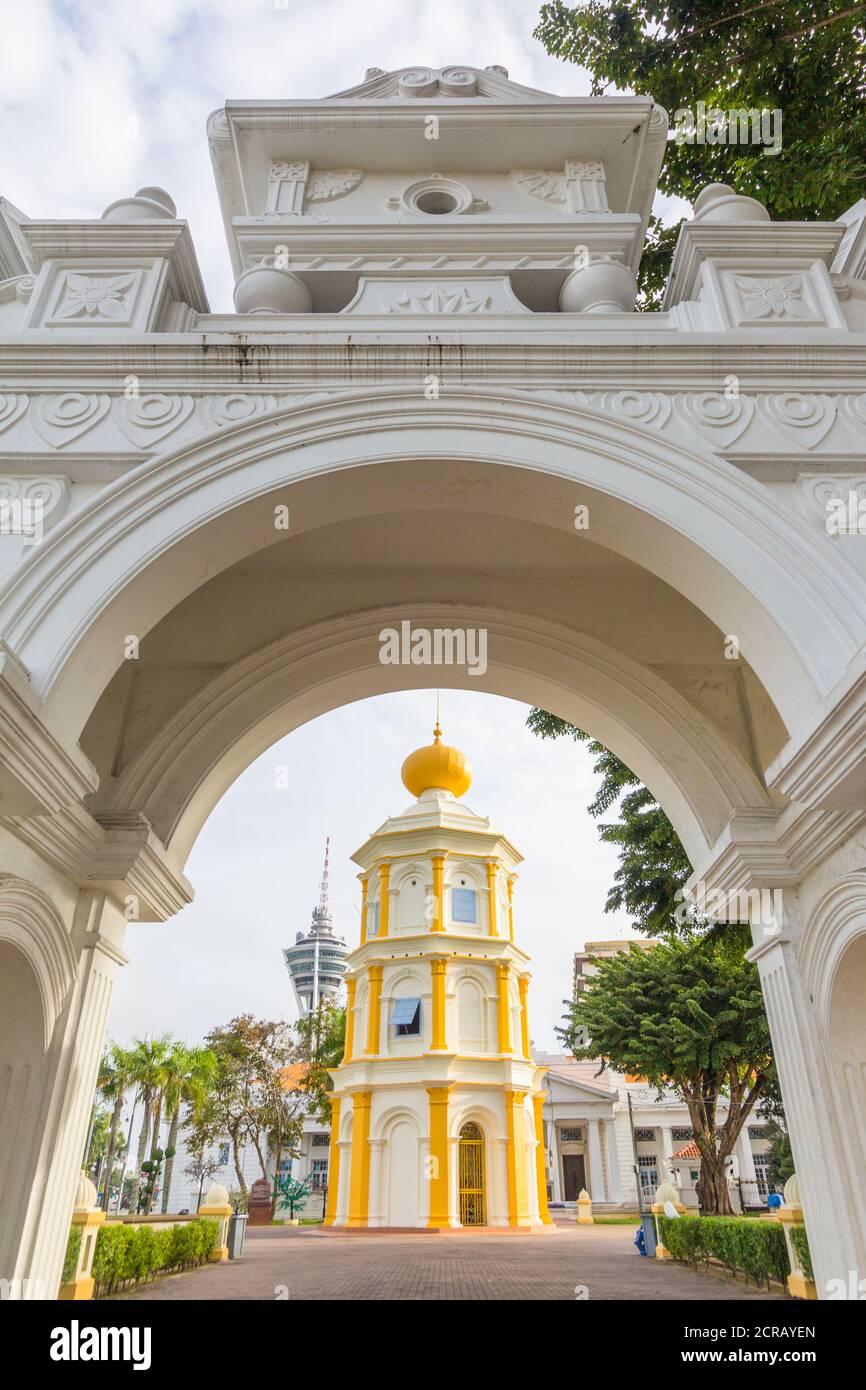 Balai Nobat wird von einer Nachbildung eines historischen Bogens in Kedah, Malaysia, eingerahmt Stockfoto