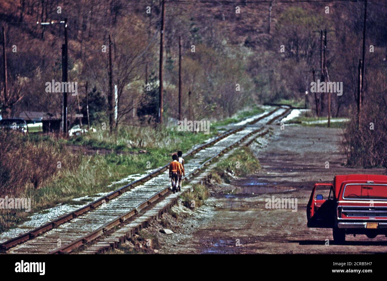 Jugendliche gehen auf Bahnstrecken, die durch Fireco, West Virginia, in der Nähe von Titusville ,1974 Stockfoto