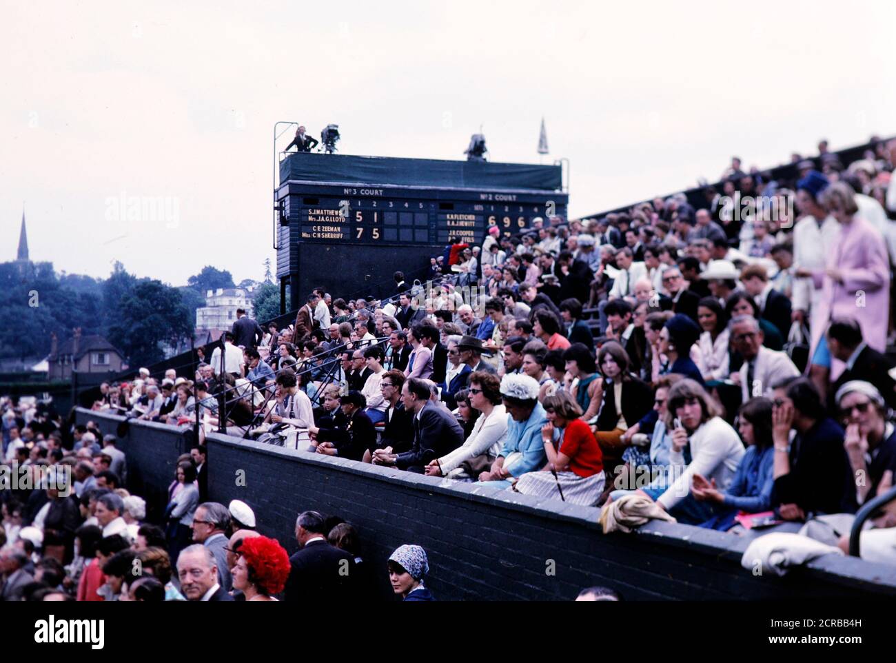 Zuschauer beobachten gemischtes Doppel-Spiel in Wimbledon, 1965. Matthews und Lloyd gegen Zeeman und Sherrif Stockfoto