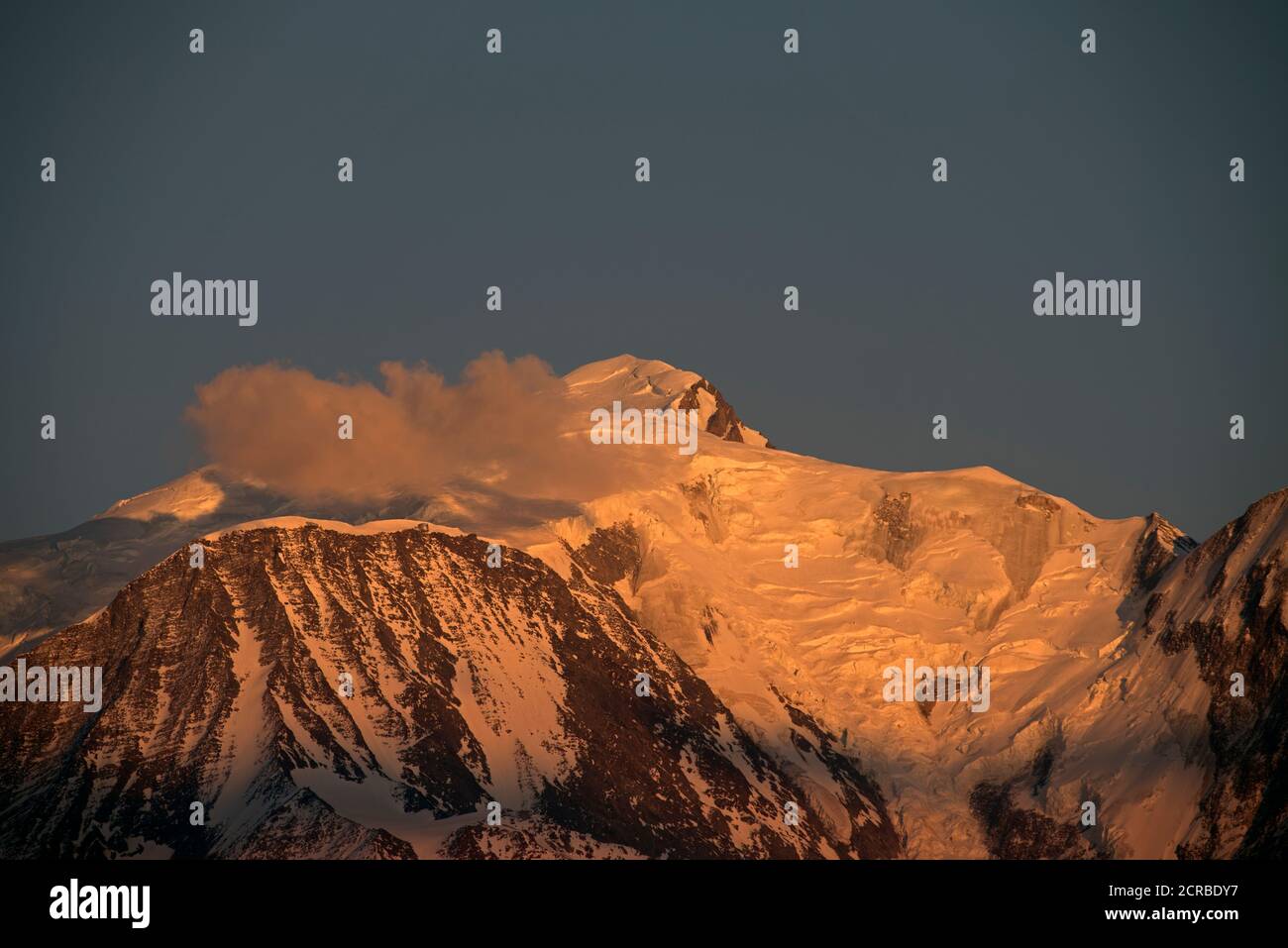 Frankreich, Haute-Savoie, Alpen, Mont Blanc (4807m links) bei Sonnenuntergang Stockfoto