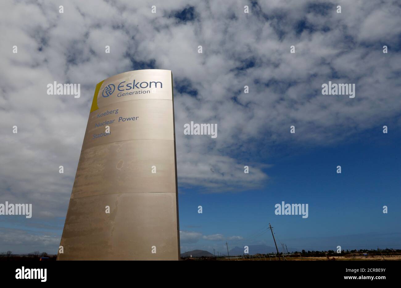 Das Logo des staatlichen Energieversorgers Eskom ist vor dem Kernkraftwerk Koeberg in Kapstadt zu sehen, auf diesem Bild, das am 20. März 2016 aufgenommen wurde. REUTERS/Mike Hutchings Stockfoto