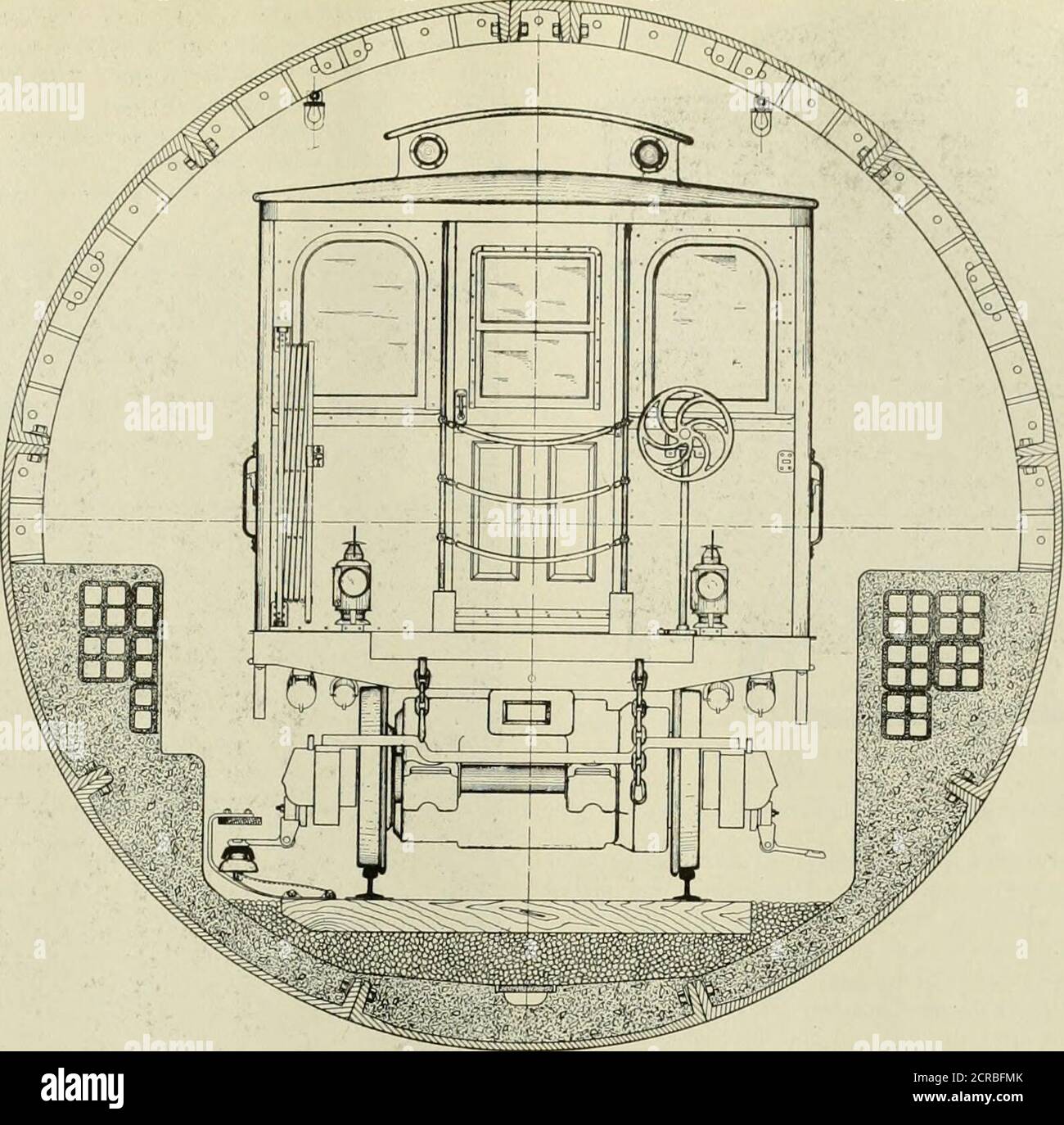 . Amerikanischer Ingenieur und Eisenbahn Zeitschrift . IT X*M 1 ! t i1 -■? s. 1 i i i o i f .L 1 Pi of-i*on CO s o EO&gt; Oktober 1907. AMERICAN ENGINEER AND RAILROAD JOURNAL. 403. ABSCHNITT DES HUDSON RIVER TUNNELS ZEIGT CLEARANCE VON ALL-STAHL-AUTOS. Kurze Fortschritte als Sicherheit wird es zulassen. Diese Züge werden auf dem Mehreinheiten-System betrieben und Strom von einer dritten Schiene nehmen.Gleichstrom von 650 Volt Druck wird verwendet werden, die von einem großen Kraftwerkhaus in Jersey City, mit solchen Sub-Stationen ausgestattet werden, wie benötigt werden. Das gesamte System ist vom Typ Double Track mit Schleifen an den Enden. Die Funktion des p Stockfoto