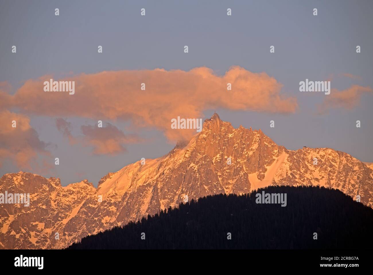 Frankreich, Haute-Savoie, Alpen, Wolken, Aiguille du Midi 3842m bei Sonnenuntergang Stockfoto