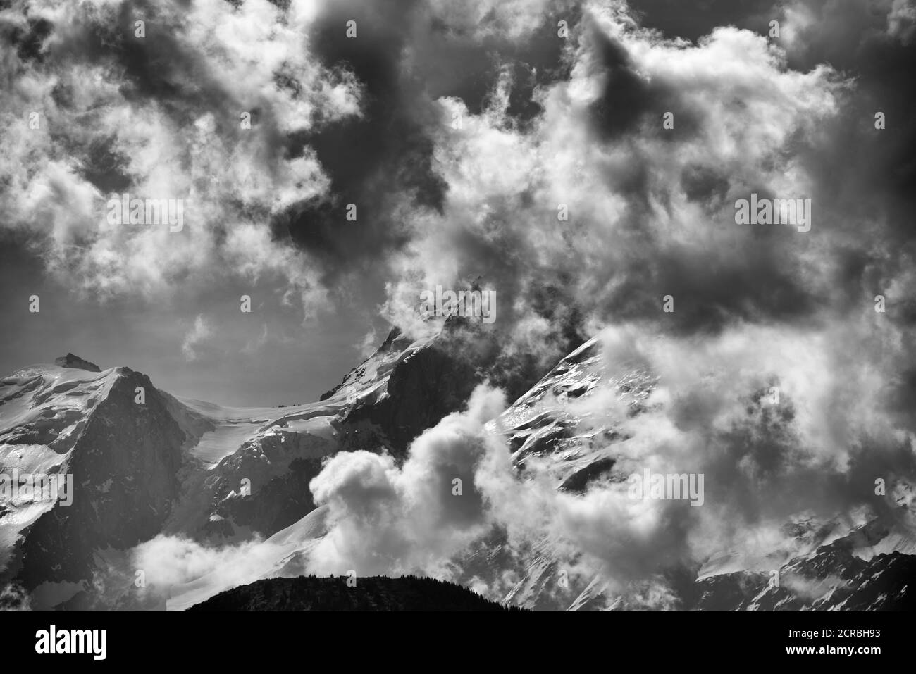 Frankreich, Haute-Savoie, Alpen, Wolken auf dem Mont Maudit 4465m (links), Mont Blanc 4807m (im Midden) Stockfoto