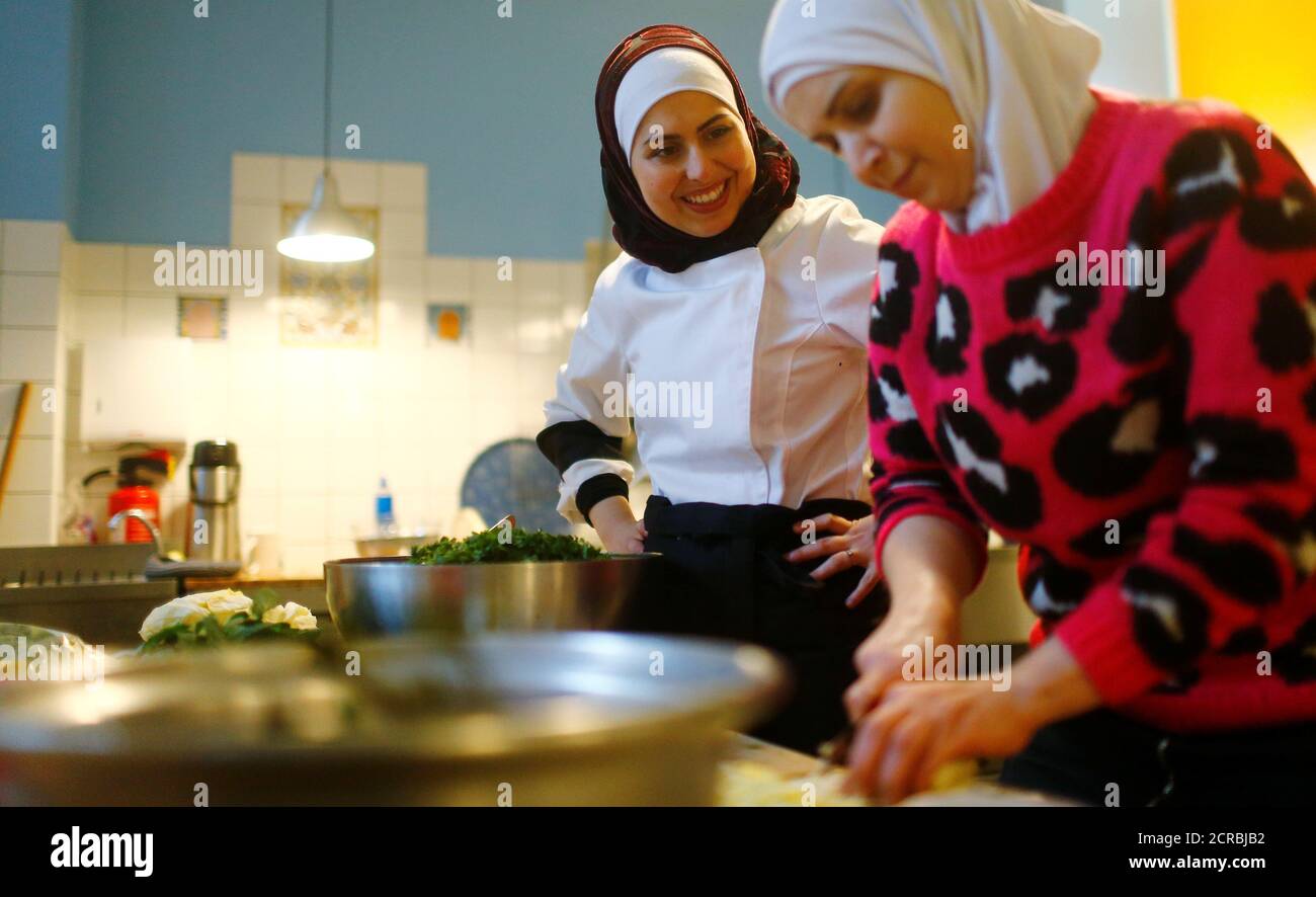 Der syrische Migrant Malakeh Jazmati kocht in einer Küche von Cafe in Berlin, Deutschland 23. Januar 2018. REUTERS/Hannibal Hanschke Stockfoto