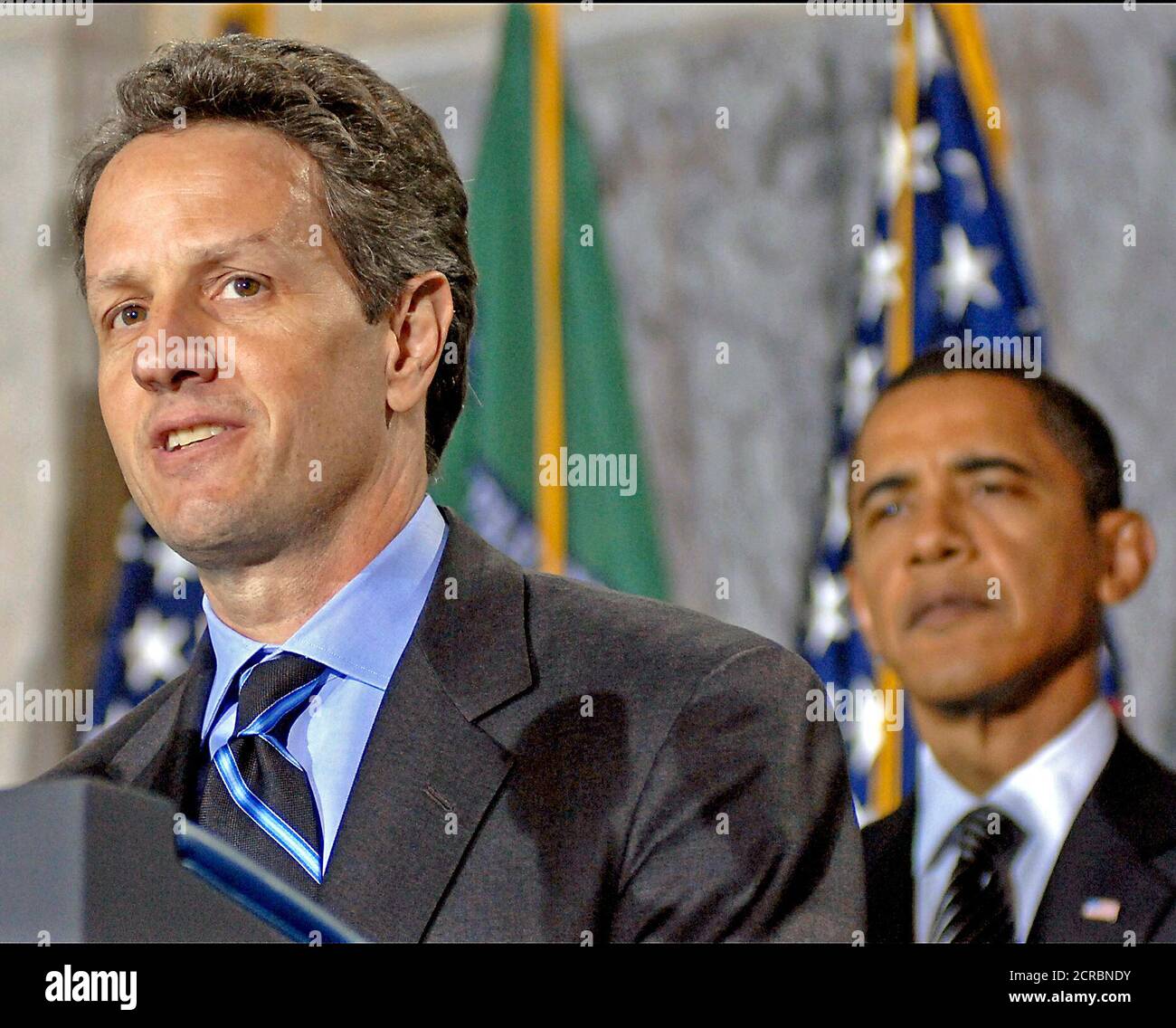 Geithner spricht bei seiner Vereidigung Zeremonie am 26 Januar, 2009 in der Bar Zimmer an der Abteilung des Finanzministeriums. Stockfoto