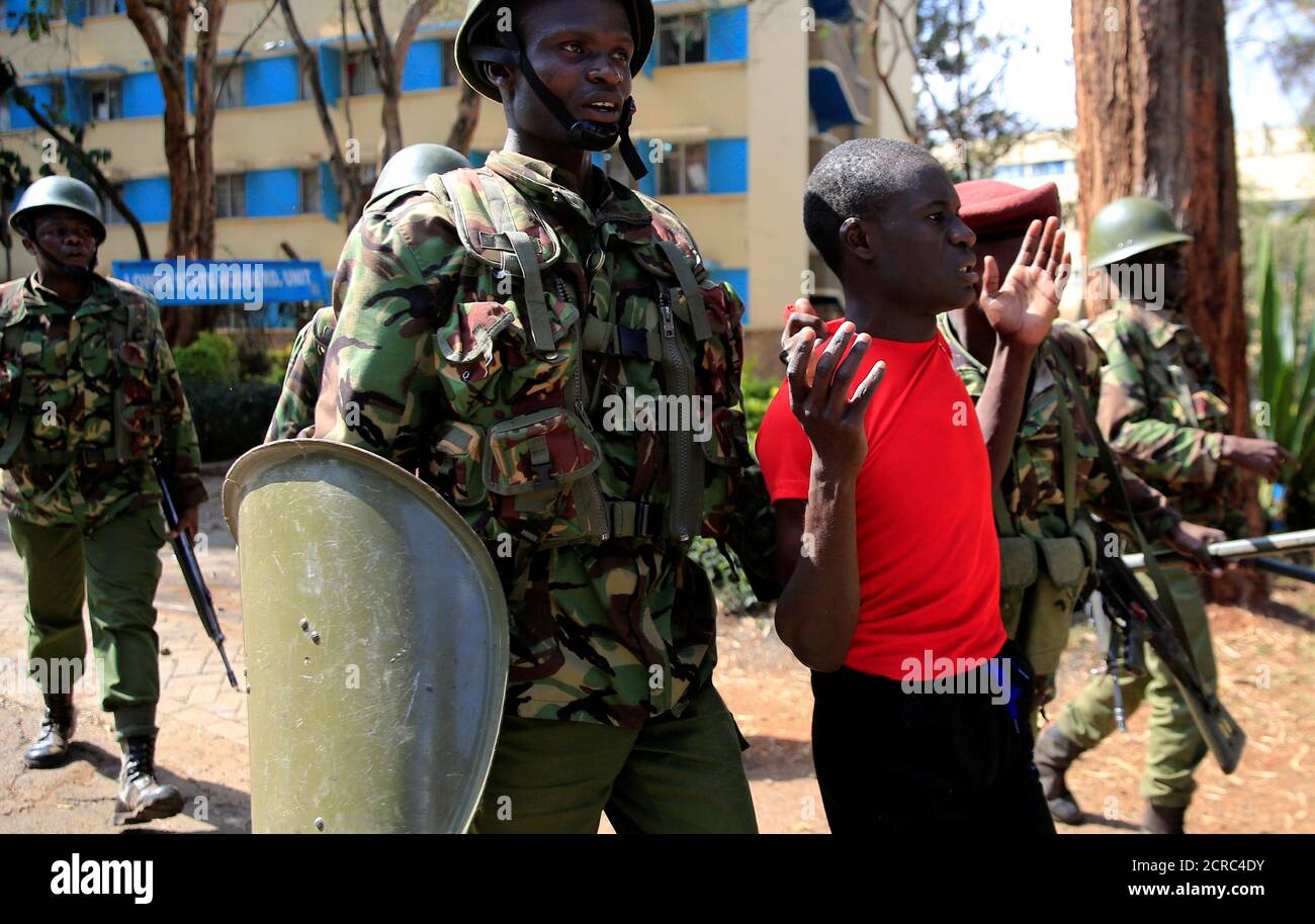 Polizisten verhaften einen Studenten der Universität Nairobi nach den Protesten gegen die Inhaftierung eines Oppositionsgesetzgebers in Nairobi, Kenia, 28. September 2017. REUTERS/Thomas Mukoya Stockfoto