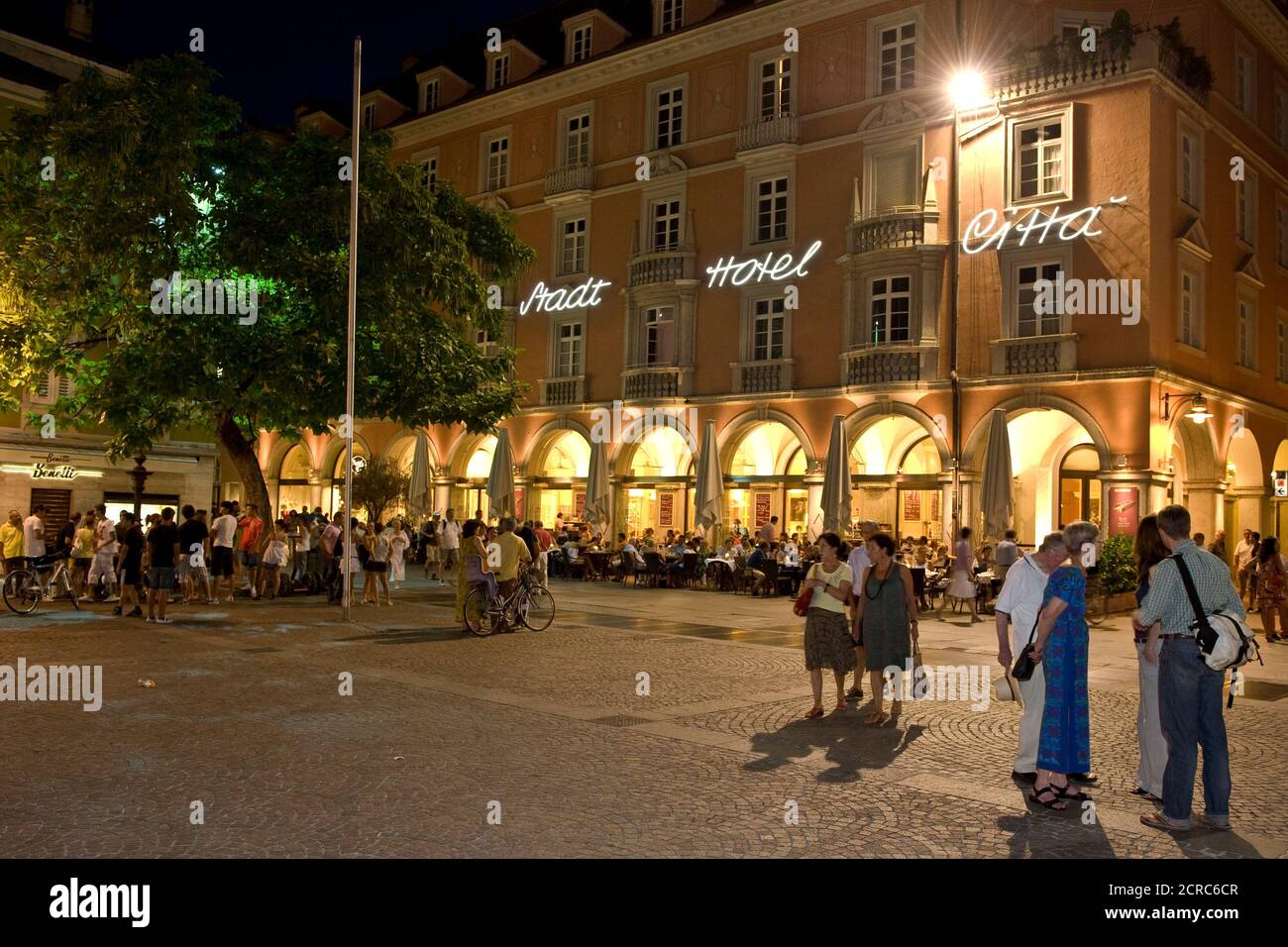 Italien Südtirol Nachtleben in der Altstadt von Bozen Walterplatz Stadthotel Stockfoto