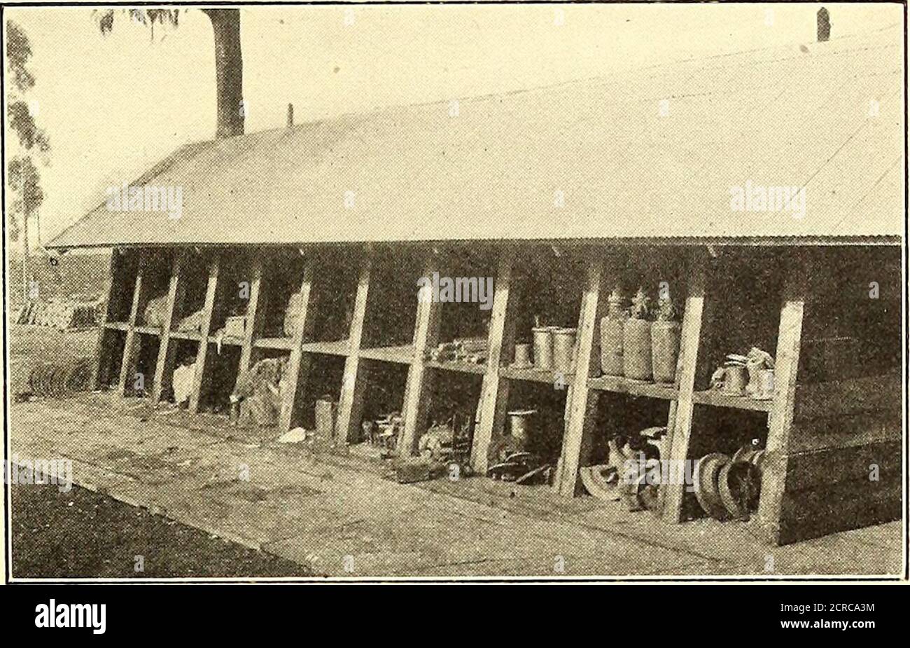 . Die Straßenbahnzeitschrift . für Schrauben sind gelb für Messing, blau für blaukopfund weiß für schlichte Eisenschrauben lackiert, um das Finden der gewünschten zu erleichtern. Ein Aufzug dient zum Transport der Geschäfte zwischen dem ersten und zweiten Stock. In der Mitte des Gebäudes befindet sich das Lagerhaus. Die Lieferung erfolgt nur auf Anforderung, die von den Vorarbeitern des Shops unterzeichnet wurde. Für schwere Lagerstellen sind im Freien Behälter und Regale vorgesehen. Dazu gehören ein großes, an den Enden geöffnetes, überdachtes Regal für Eisenstangen und Stahl, abgedeckte Behälter für Schrott und Schuppen für die Holzlagerung. Kabelbinder und Schienen werden derzeit im y gelagert Stockfoto