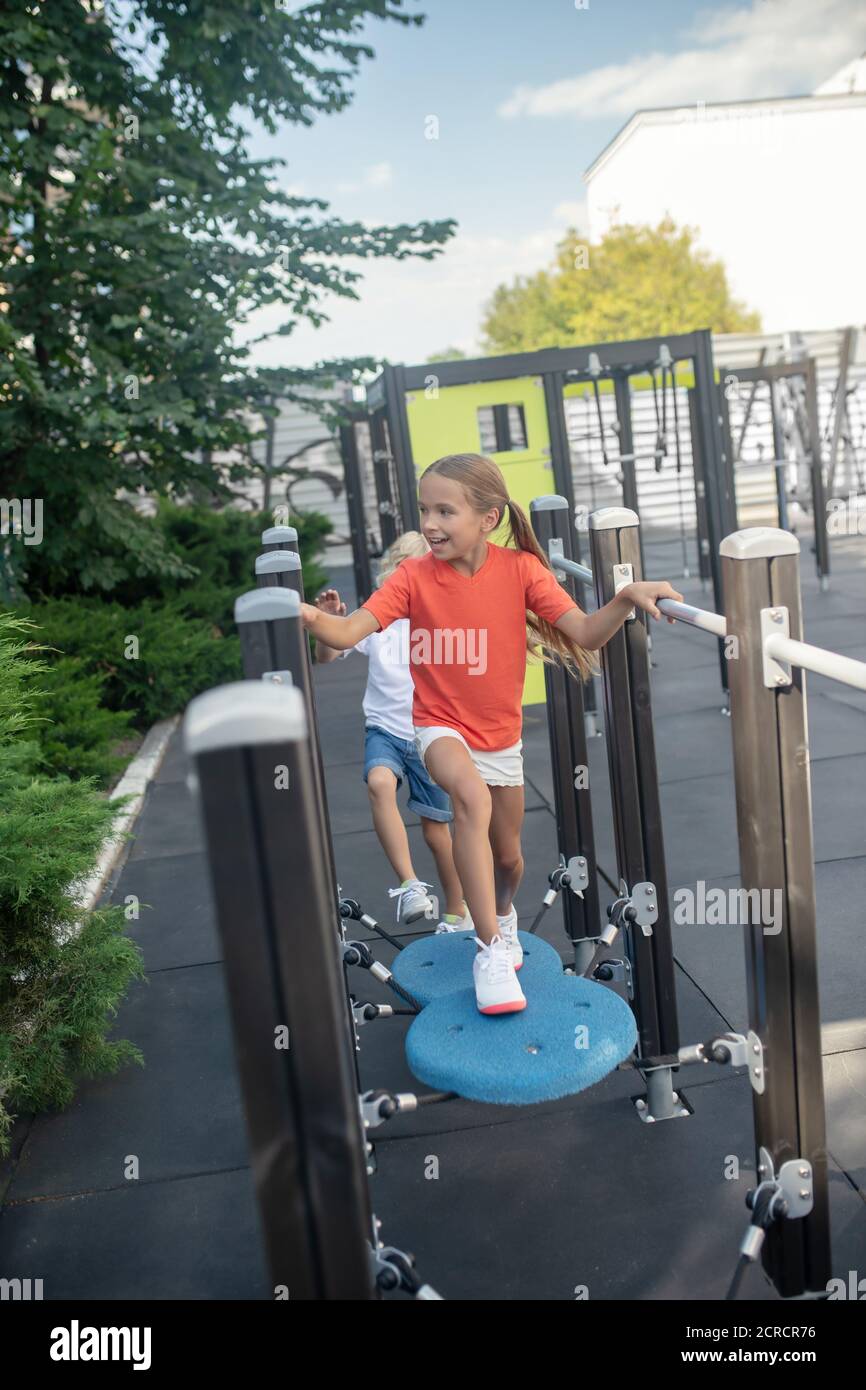 Kinder spielen zusammen in Dschungel-Fitness-Studio und fühlen sich aufgeregt Stockfoto