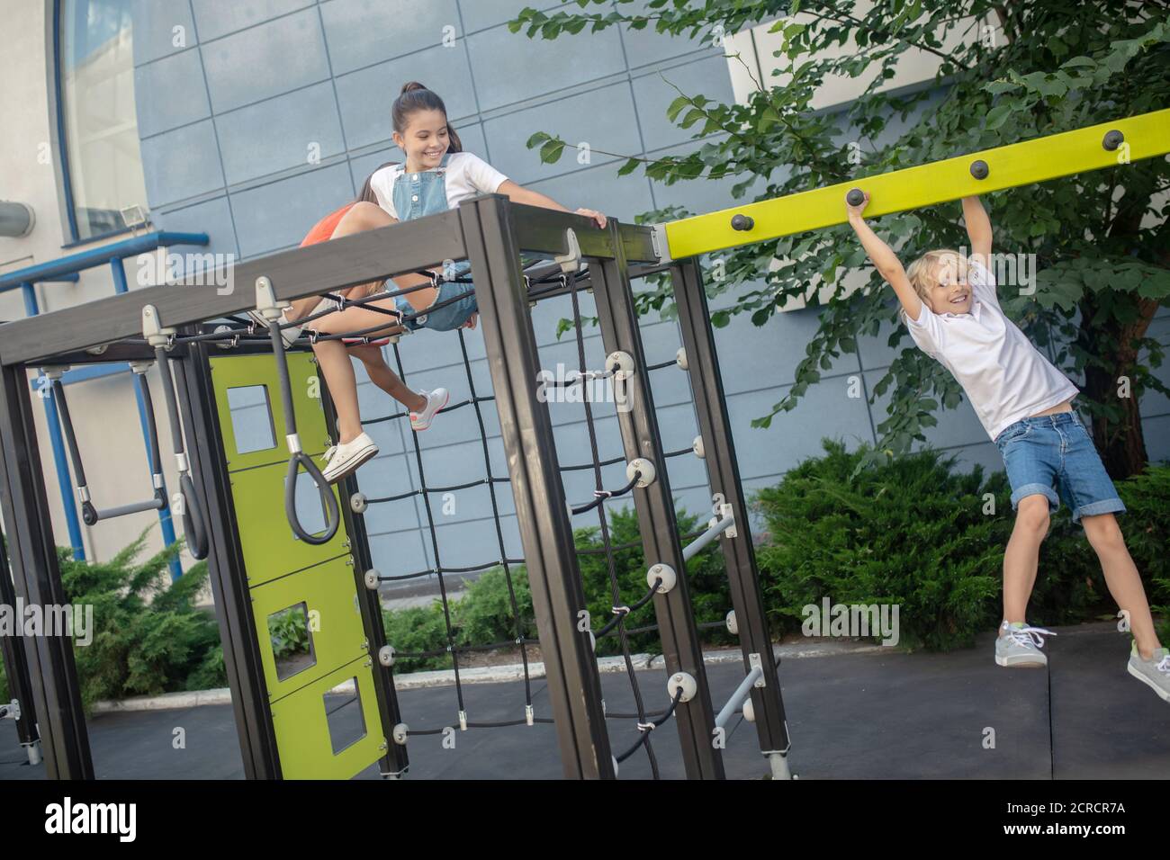 Kinder spielen zusammen in Dschungel-Fitness-Studio und das Gefühl erstaunlich Stockfoto