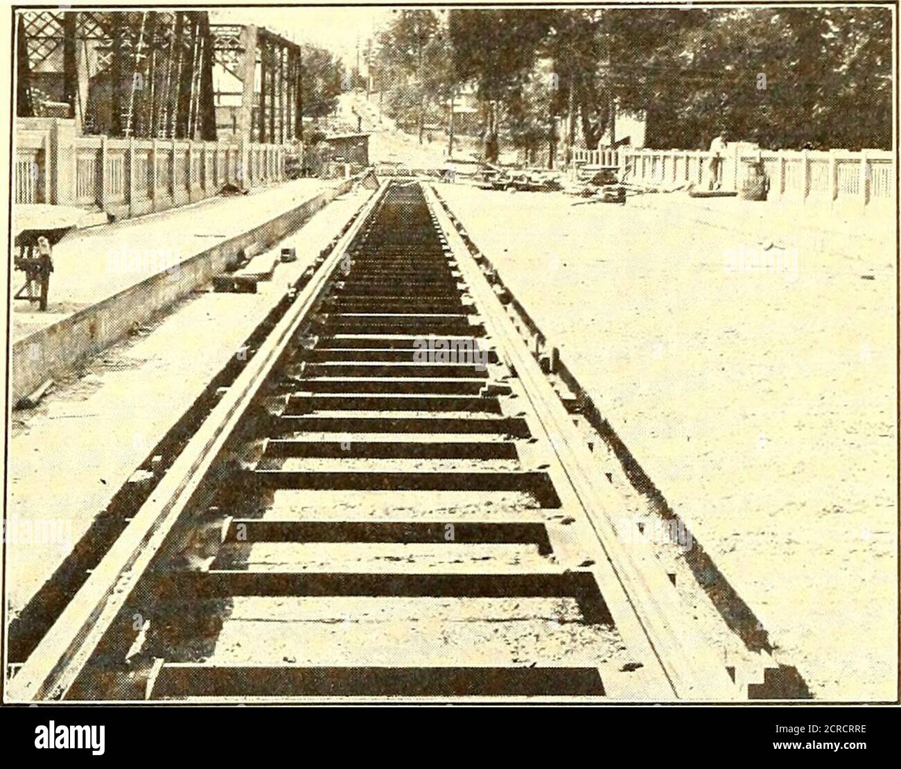 . Elektrische Eisenbahn Zeitschrift . IMPEDANZBINDUNG MIT SCHUTZABDECKUNG ENTWICKELT, UM zwei TIES durch die Bitter Root und Big Belt Mountains in Montana und Idaho FITBETWEEN. Stahlbinder im flachen Straßenbett die nebenstehende Abbildung zeigt die Installation der Gleise der Mahoning & Shenango Railway & LightCompany auf der neuen Betonbogenbrücke über den Mahoning River in Warren, Ohio. Dies ist ein anderes Beispiel, in dem International Twin Stahlbinder auf einer Betonbrücke verwendet wurden, wo der Abstand zwischen der Basis der Schiene und dem Betonboden der Brücke klein ist. Wie in der Illustration gezeigt Stockfoto