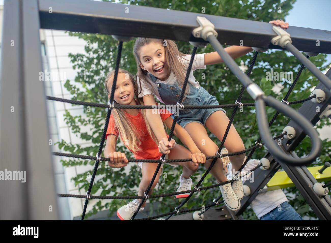 Mädchen, die Spaß im Dschungel Turnhalle und das Gefühl aufgeregt Stockfoto