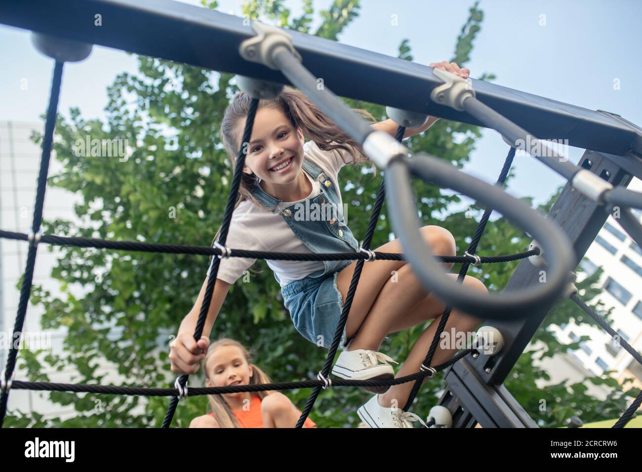 Mädchen, die Spaß im Dschungel Fitness-Studio und das Gefühl genossen Stockfoto
