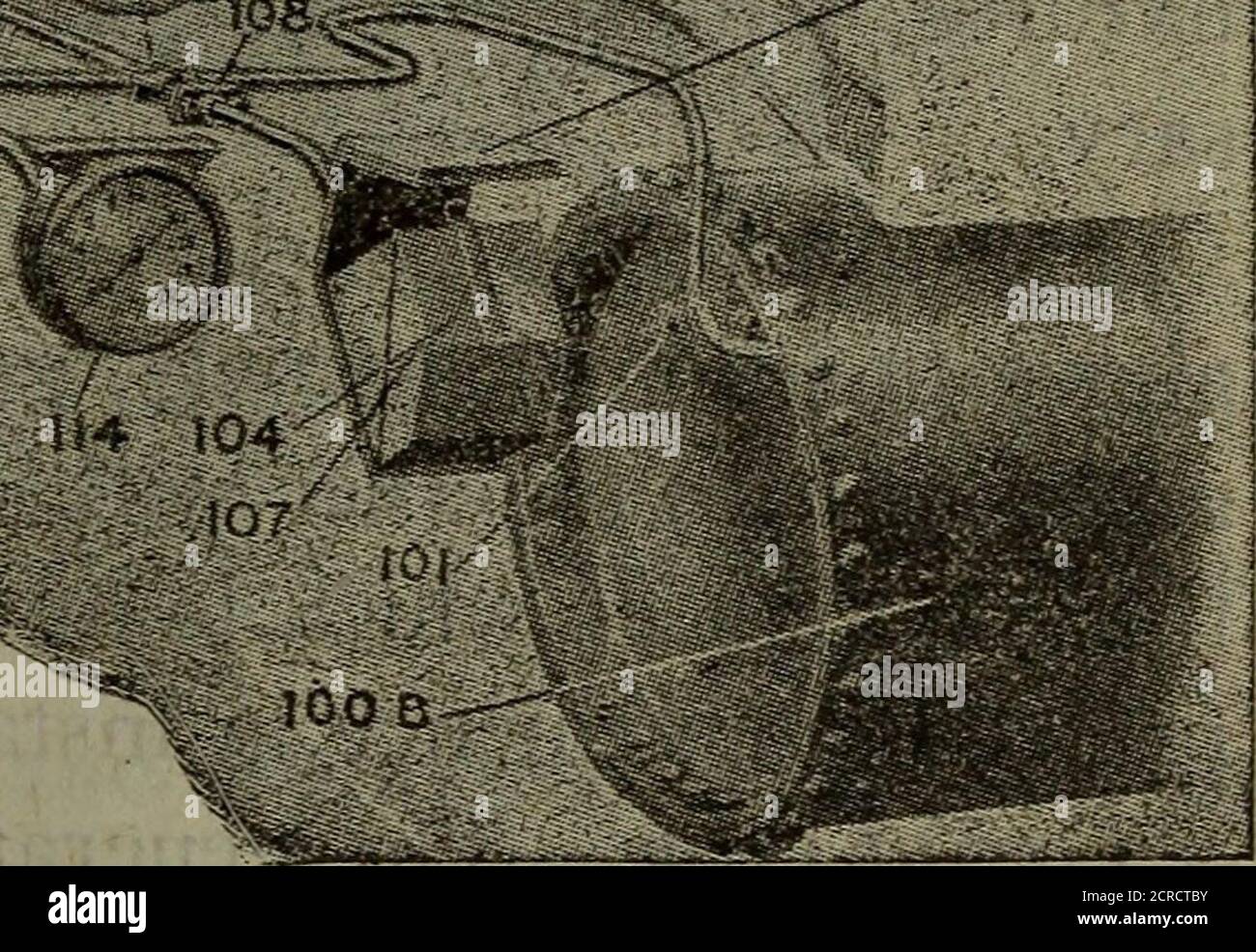 . Betrieb von Zügen und Bahnhofsarbeiten und Telegrafie . ABB. 72. ABSCHNITTE VON AUTOS, DIE AUSRÜSTUNG ZEIGEN. 101 – Stehventil. 104 – Füllventil 105 – Halterung Des Füllventils. 107 – Ventildeckel Einfüllen. 108 –}4 Flanschanschluss-(H.P.) 110 – y± Steel Cross.ill – *4 Steel Tee.114 – Manometer für Car.117 – EIN Regelventil.138 – % Extra starkes Rohr. DAS ELEKTRISCHE AUTO BELEUCHTUNG SYSTEM. Die elektrische Beleuchtung von Autos durch das Bliss-System besteht im Wesentlichen aus folgenden Geräten: – 1. Ein Dynamo elektrische Maschine oder Generator, montedupon den LKW-Rahmen und so angeordnet, dass seine Armatur durch eine mechanische Verbindung gedreht wird Stockfoto