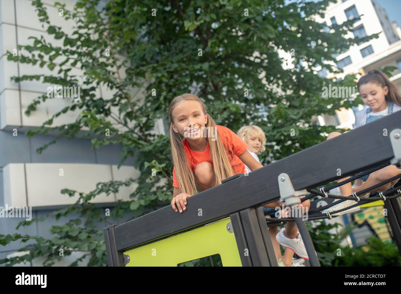 Kinder, die Spaß auf dem Spielplatz im Freien haben und aufgeregt sind Stockfoto