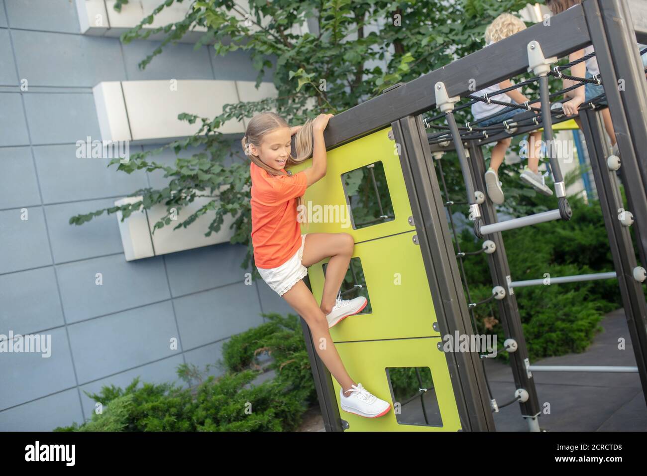 Kinder spielen auf dem Spielplatz im Freien und schauen aufgeregt Stockfoto