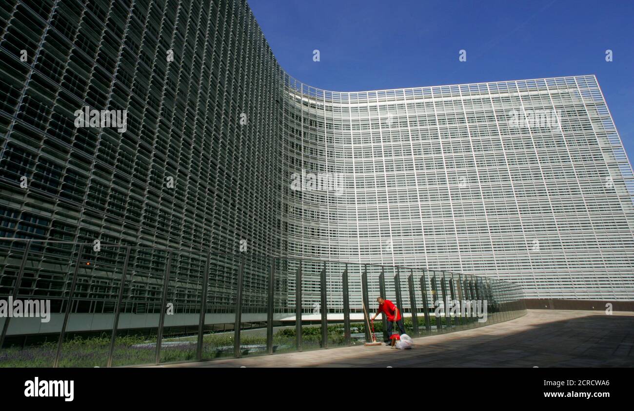 Ein Arbeiter reinigt vor dem künftigen Sitz der Europäischen Kommission in Brüssel, 2. September 2004. Die EU-Kommission bewegt sich zurück in das Berlaymont-Gebäude, ein Gebäude im Jahr 1991 wegen einen Schreck über Asbest evakuiert. REUTERS/Francois Lenoir FLR/DBP Stockfoto