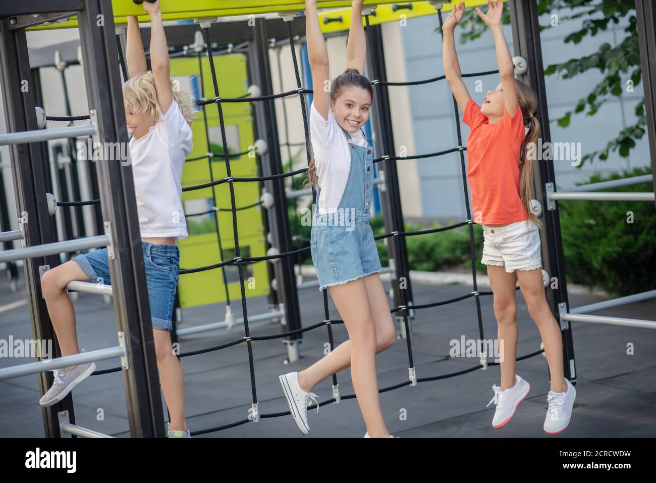 Kinder hängen auf dem Spielplatz im Freien und schauen aufgeregt Stockfoto