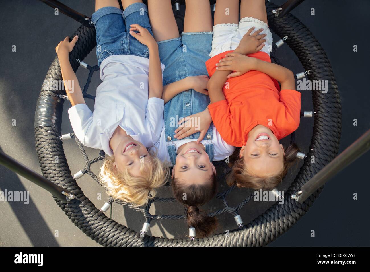 Kinder entspannen sich nach dem Spielen und schauen glücklich Stockfoto