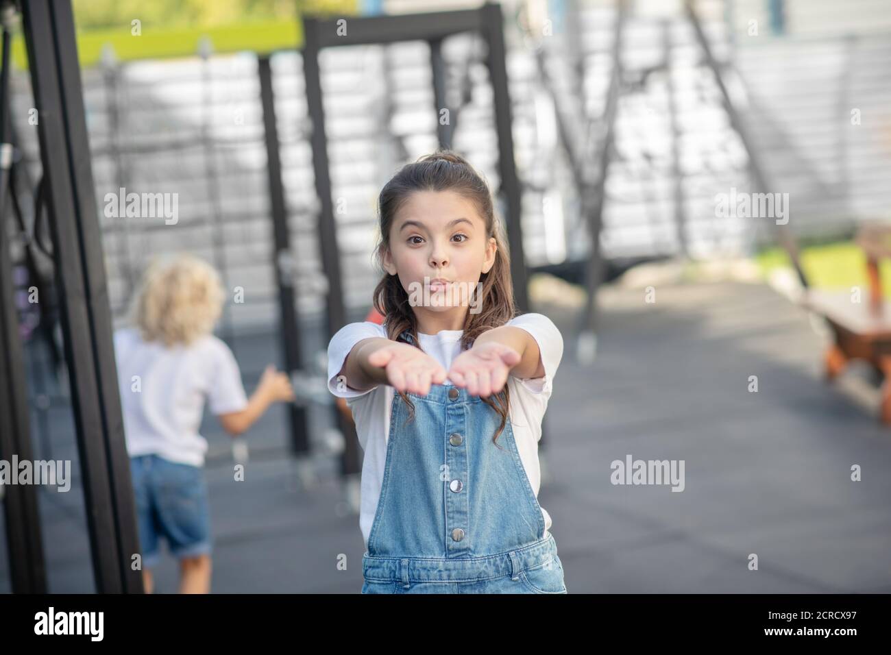 Nettes Mädchen Stretching ihre Hände und suchen überrascht Stockfoto