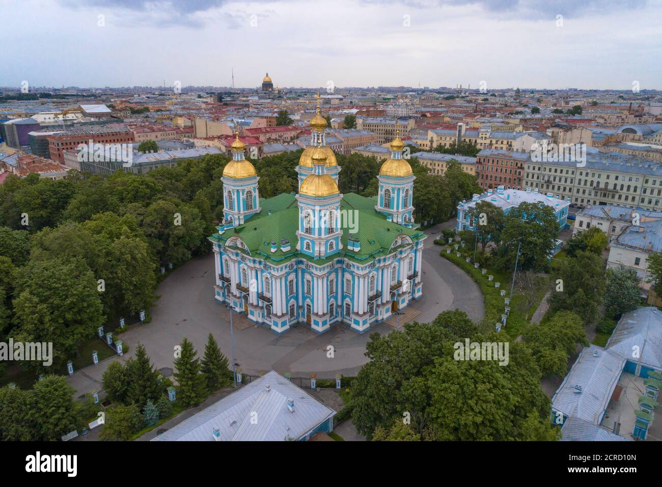St. Nikolaus Kathedrale in einer Stadtlandschaft an einem bewölkten Julitag (Luftaufnahme) St. Petersburg, Russland Stockfoto