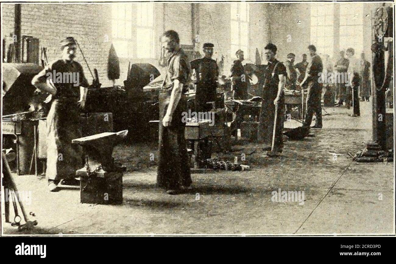 . Das Straßenbahnjournal . Es gibt fünf empfangende Gleise, die von sechs tonine Autos jeder, im vorderen Teil des Hauptgeschosses halten, und acht Gleise von ungefähr gleicher Kapazität im hinteren Teil. Es sind im Bau pneumatische Hebezeuge, die bald installiert werden, die verwendet werden, um die Karosserie aus dem 1144 STREET RAILWAY JOURNAL heben werden. [Vol. XVI Nr. 48. ti Ticks. Diese können dann auf einen der beiden Elektro- und, falls erforderlich, die gesamten Motoren, entfernt werden und die Transfertische über die Geschäfte laufen, und Trans- Truck gründlich renoviert, die Einrichtungen für hea Stockfoto