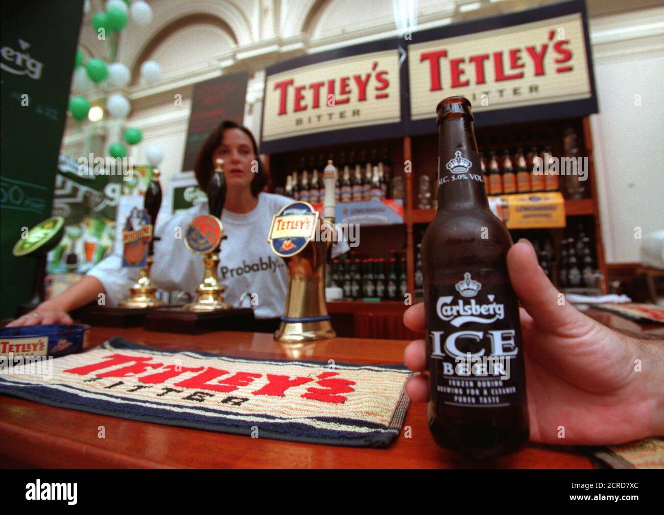 Ein Besucher des London Brewers' Beer Festivals probiert am  Carlsberg-Tetley Messestand im September 26 eine Flasche Carlsberg Bier.  Carlsberg-Tetley PLC sagte gestern, dass es 40 Prozent seiner Arbeitskräfte  in Großbritannien kürzen, drei