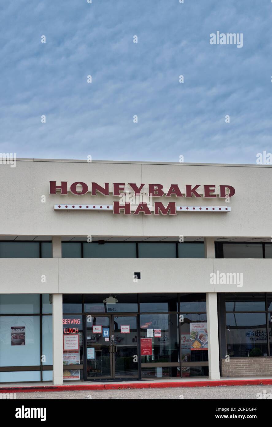 Humble, Texas/USA 11/28/2019: Honeybaked Ham Store außen in Humble, TX vertikal Format. Gelegen im Humblewood Shopping Centre. Stockfoto
