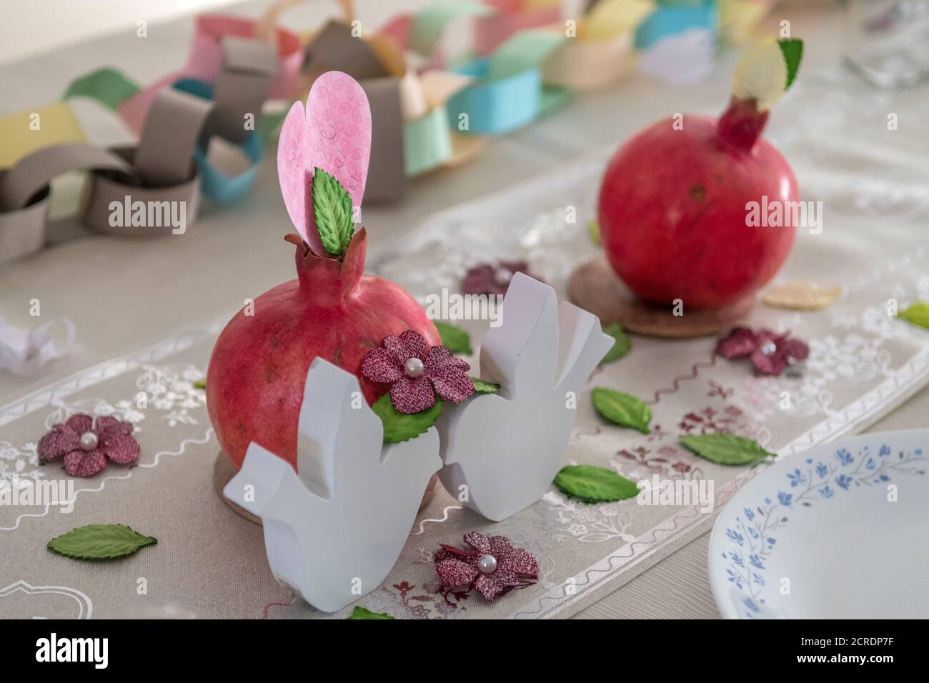 Isolierte Nahaufnahme eines geschmückten Festtisches für Rosch Hashana Dinner - Israel Stockfoto