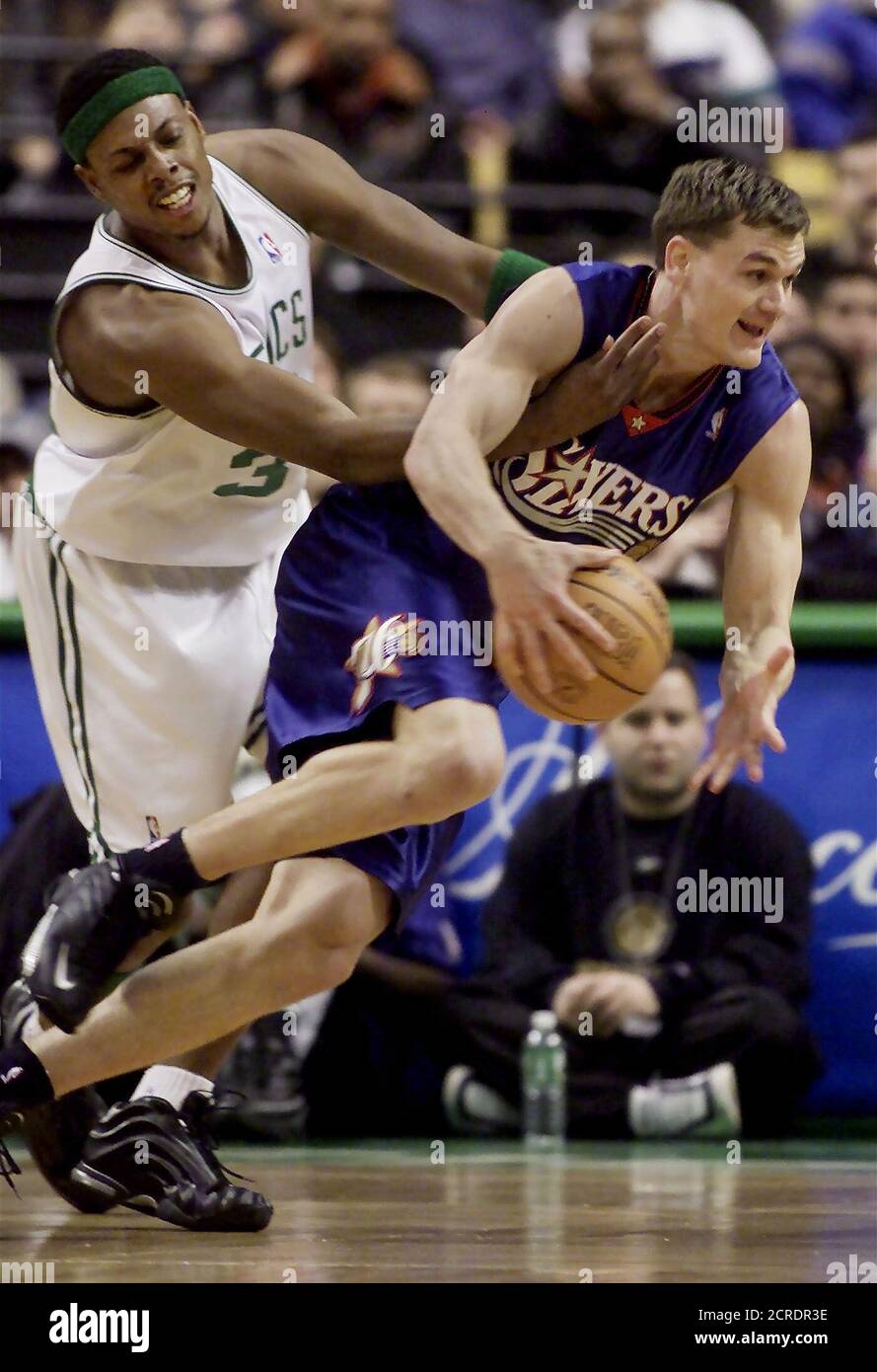 Paul Pierce (L) von der Boston Celtics erreicht in versucht, Matt Harpring (R) von der Philadelphia 76ers als Harpring fährt in den Korb im ersten Quartal ihres NBA-Spiel in Boston, 22. März 2002 zu stoppen. REUTERS/Jim Bourg JRB/HK Stockfoto